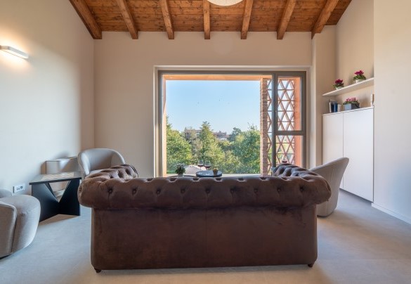 Lounge area on the first floor overlooking the pool - Cascina Buzio