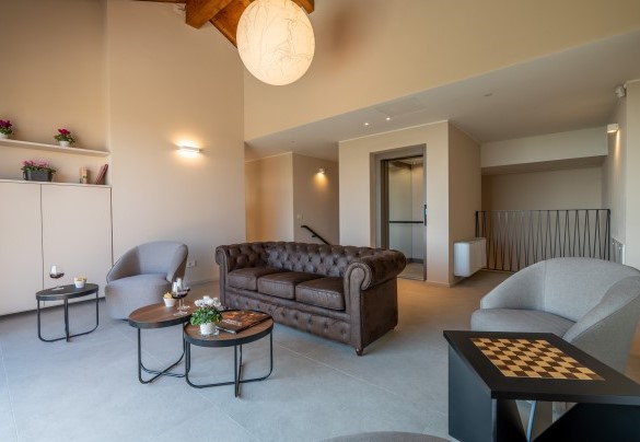 The lounge room on the first floor equipped with a sofa and armchairs – Cascina Buzio