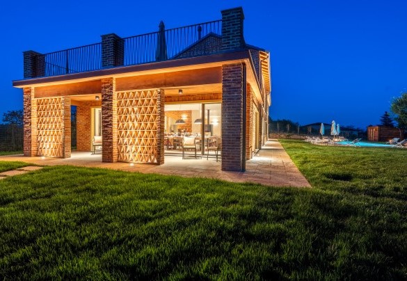 Light and shadow blend perfectly with the surrounding landscape – Cascina Buzio