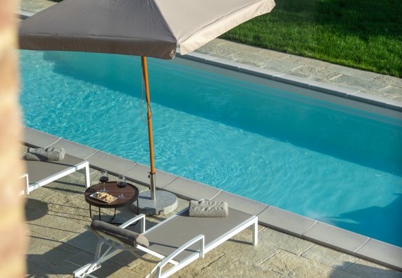 The solarium is equipped with sun loungers and umbrellas - Cascina Buzio