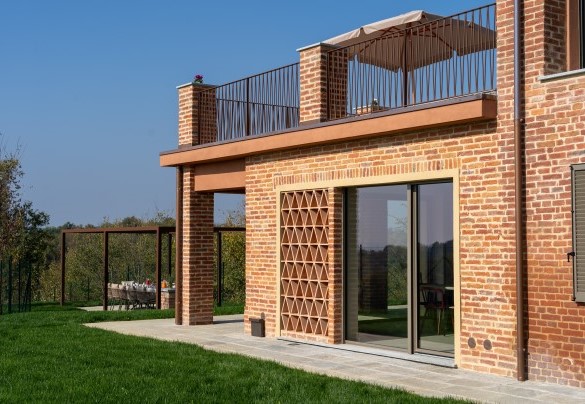 The large windows overlook the lawn, the swimming pool and the outdoor dining area – Cascina Buzio