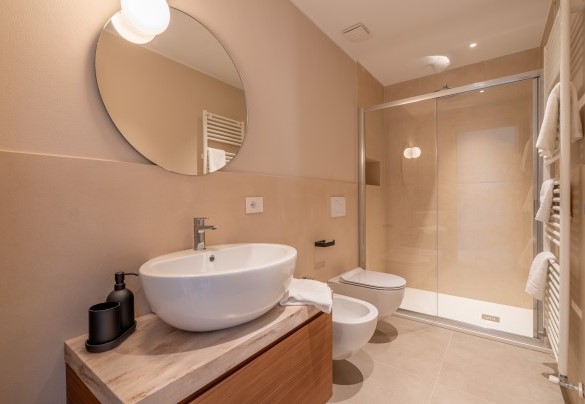 En suite bathroom with shower no. 2 – Cascina Buzio