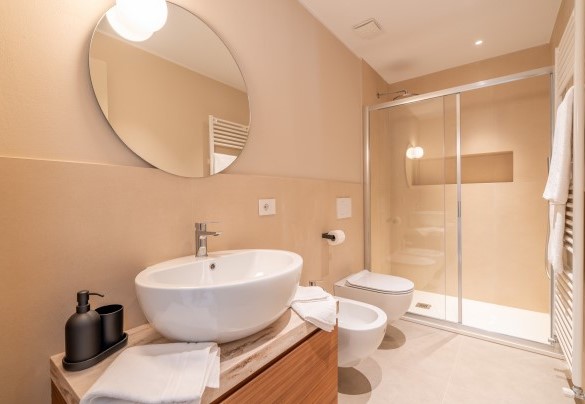 En suite bathroom with shower no. 1 – Cascina Buzio