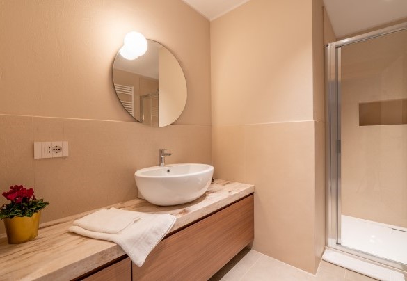 Bathroom with shower no. 5- Cascina Buzio