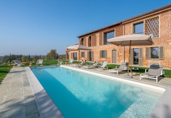 The pool and the solarium – Cascina Buzio