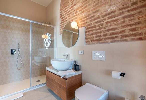 En suite bathroom with shower no. 4 - Cascina Buzio
