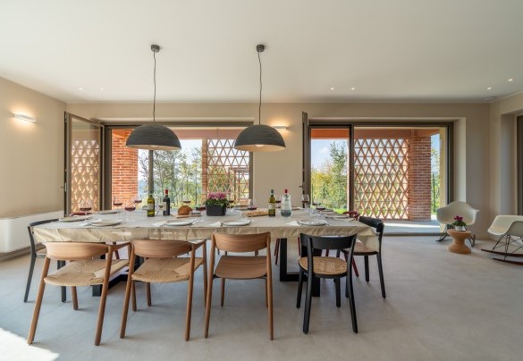 Living room with spacious dining table – Cascina Buzio