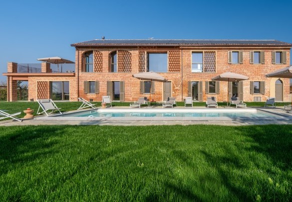 The perfect fusion between traditional materials and the villa's modern architectural design – Cascina Buzio
