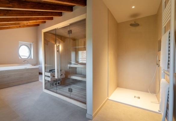 Wellness area with infrared sauna and whirlpool tub – Cascina Buzio
