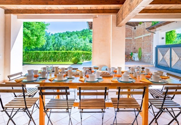 The spacious porch is equipped for outdoor dining - Cascina La Valle
