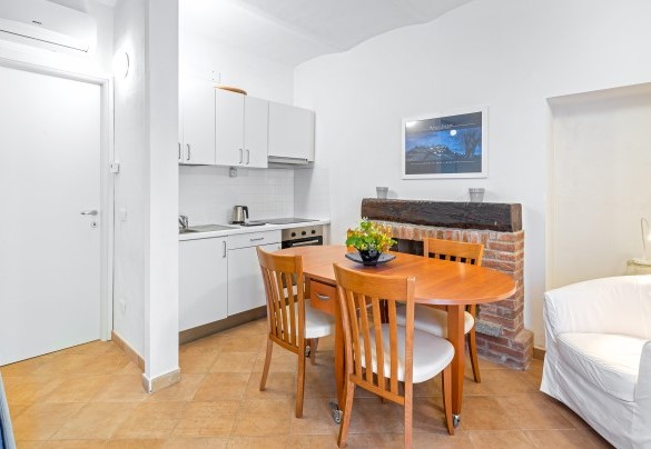 The kitchenette with a fireplace in the bedroom - Cascina La Valle