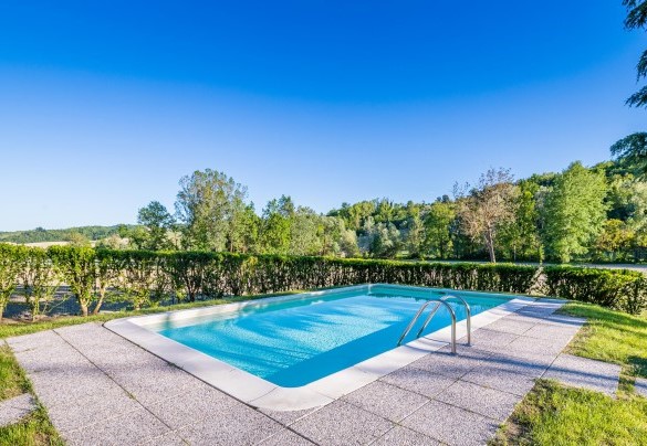 The pool is purified with chlorine - Cascina La Valle
