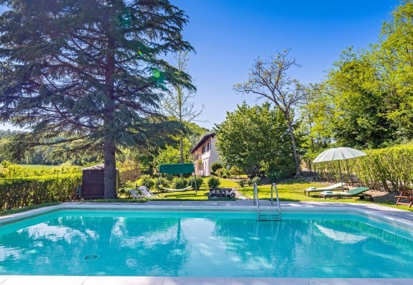 The pool is positioned at the far end of the garden - Cascina La Valle