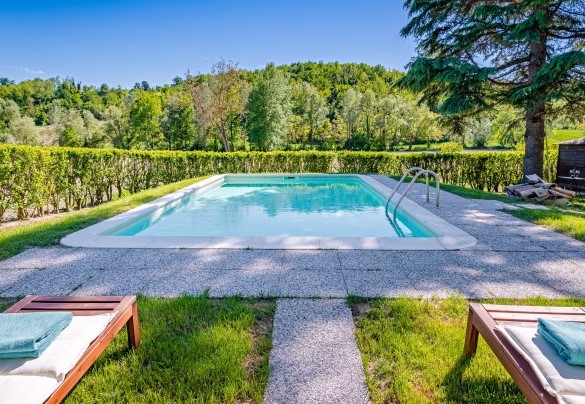 The sunbathing area equipped with loungers - Cascina La Valle