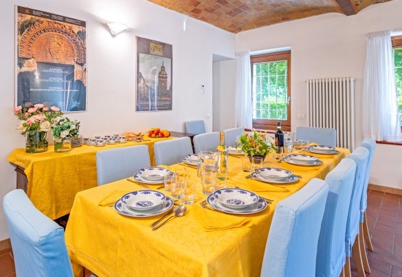 The spacious dining table - Cascina La Valle
