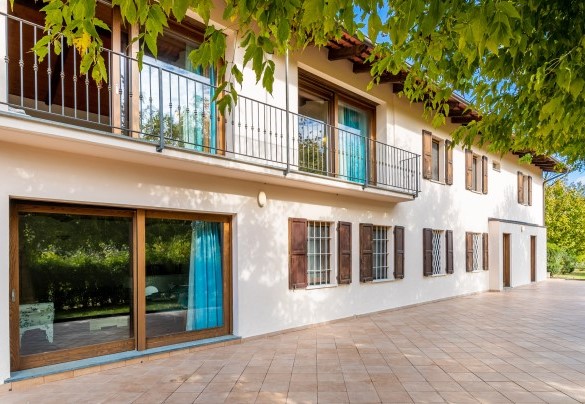 The front of the villa is paved - Cascina La Valle
