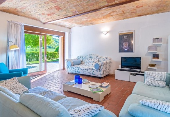 The living room with a TV - Cascina La Valle