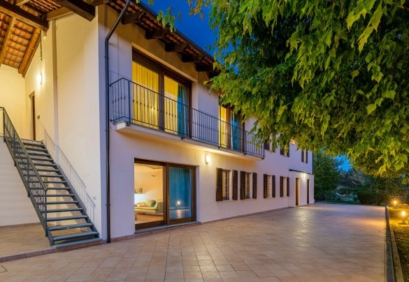 The front of the villa is illuminated - Cascina La Valle