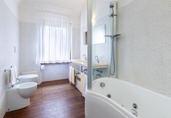 The modern bathroom with a bathtub - Cascina La Valle