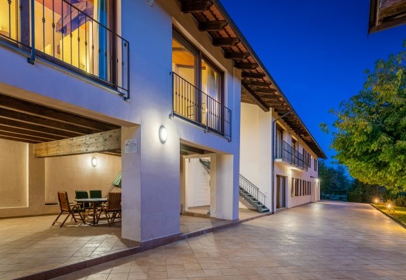The front of the villa is illuminated - Cascina La Valle