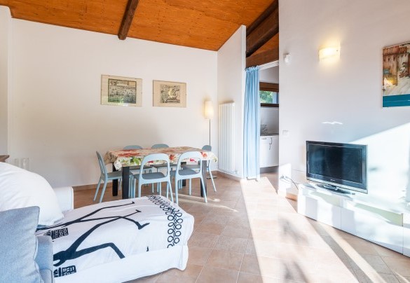 The living room with a TV on the first floor - Cascina La Valle