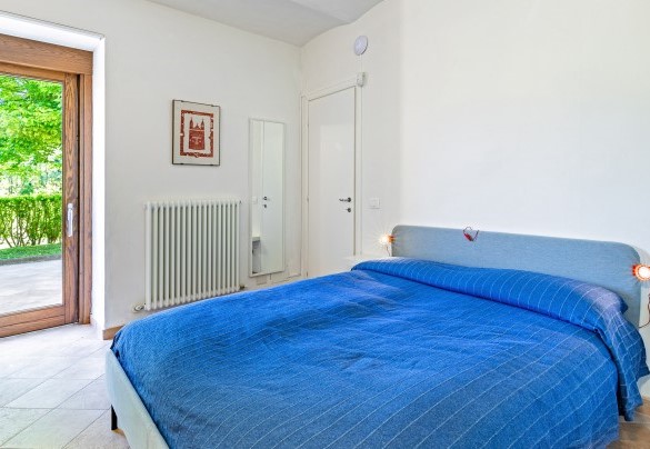 The ground floor master bedroom with outdoor access - Cascina La Valle