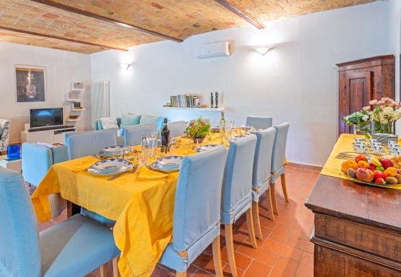 The spacious dining table - Cascina La Valle