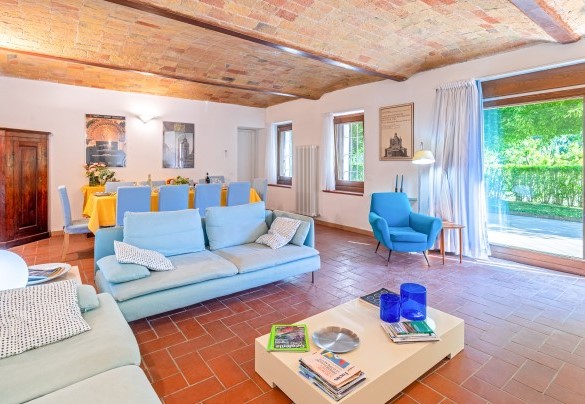 The living room with a TV - Cascina La Valle