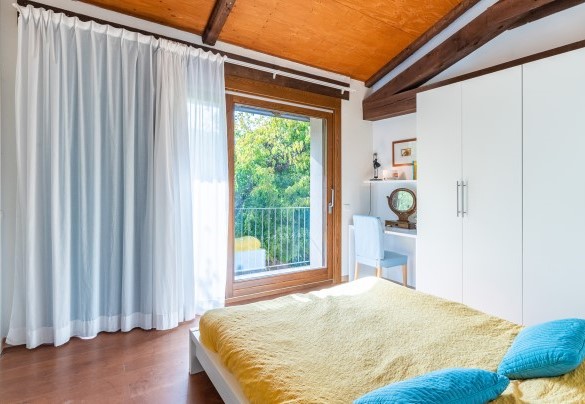 The first-floor master bedroom with access to the terrace - Cascina La Valle