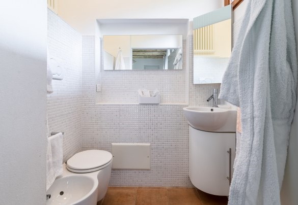 The bathroom with a shower on the ground floor - Cascina La Valle