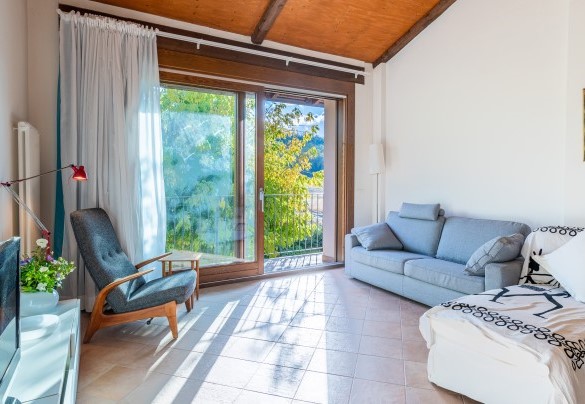 The living room with a TV on the first floor - Cascina La Valle