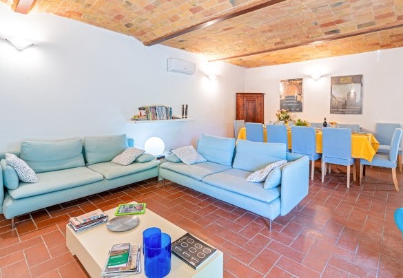 The living room with a TV - Cascina La Valle