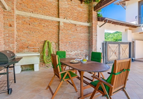 The porch with a BBQ - Cascina La Valle