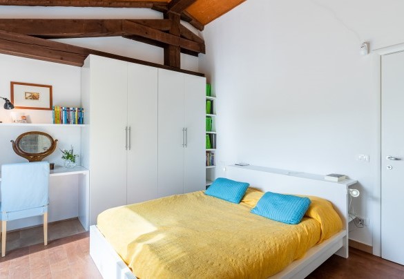 The first-floor master bedroom with access to the terrace - Cascina La Valle