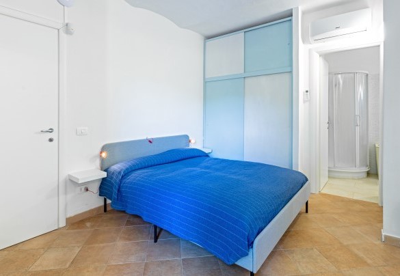 The ground floor master bedroom with an en-suite bathroom - Cascina La Valle