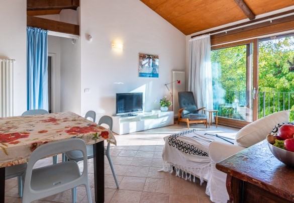 The living room with a TV on the first floor - Cascina La Valle