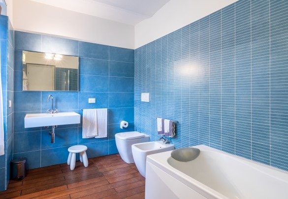 The colorful bathroom with a bathtub on the first floor - Cascina La Valle