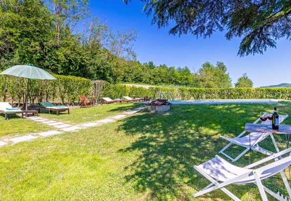 The pool's sunbathing area - Cascina La Valle