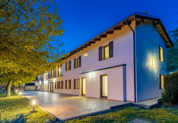 The front of the villa is illuminated - Cascina La Valle