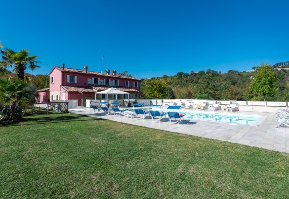 La piscina, distante solo pochi passi dalla casa – Cascina Marianna