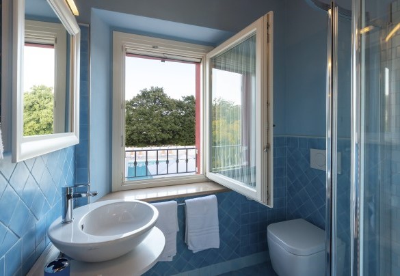 Bagno en-suite con doccia al primo piano – Cascina Marianna
