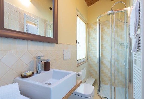 Bagno en-suite con doccia al primo piano – Cascina Marianna