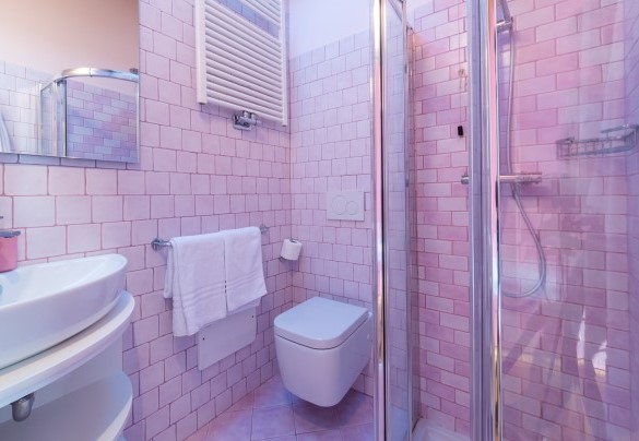 Bagno en-suite con doccia al primo piano – Cascina Marianna