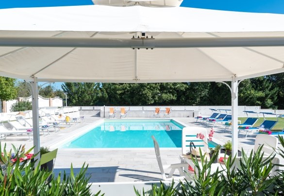 Il gazebo antistante la piscina arredato con tavolo e sedie – Cascina Marianna