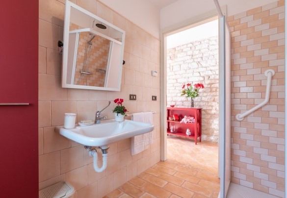 Bagno en-suite con doccia progettato per disabili al piano terra – Cascina Marianna