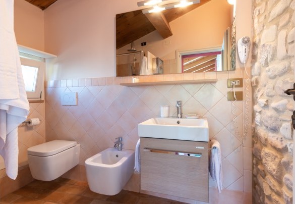 Bagno esterno con doccia – Cascina Marianna