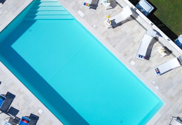 Veduta panoramica della piscina – Cascina Marianna