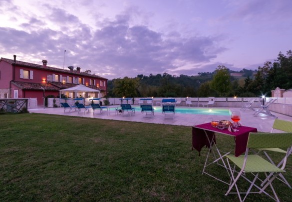 La piscina, distante solo pochi passi dalla casa – Cascina Marianna