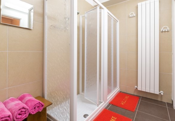 Bagni di servizio e docce situate nel seminterrato della piscina – Cascina Marianna