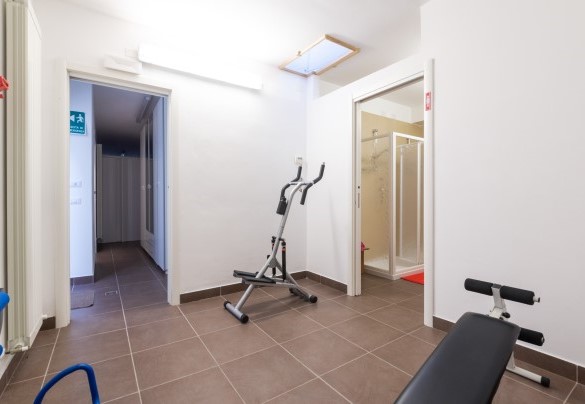 Piccola palestra con spogliatoi per uomini e donne – Cascina Marianna